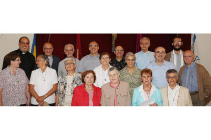 Foto de familia de los asistentes a la celebración del Día del Misionero, que se inició con un acto en el interior de la Real Colegiata de San Isidoro.