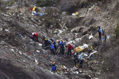 Gendarmes e investigadores, entre los restos del avión estrellado en los Alpes.