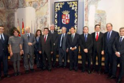 Empresarios y rectores, incluido el de León, Hermida (sexto por la izquierda) en el acto.