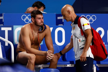 Jugadores y cuerpo técnico de España se lamentan por la derrota contra Hungría tras un partido por la medalla de bronce de waterpolo masculino. JUAN IGNACIO RONCORONI