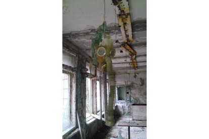 Una de las aulas de la escuela de Pripiat con una máscara de gas colgando del techo.