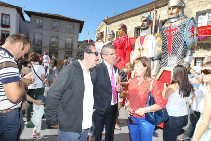 Fernando Tascón entre los representantes municipales minutos antes de dar el pregón.