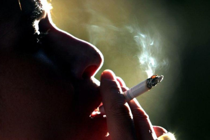 Una mujer fuma un cigarrillo, en una imagen de archivo.