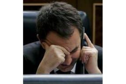 Zapatero habla por teléfono desde el escaño en el Congreso
