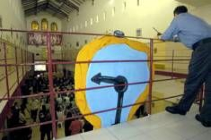 Interior de la cárcel de Figueras decorada con un reloj blando daliniano