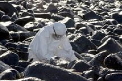 Un voluntario limpiaba ayer la playa de Carnota