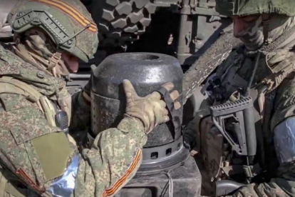 Dos soldados rusos comprueban un proyectil antimisiles. MINISTERIO DE DEFENSA DE RUSIA
