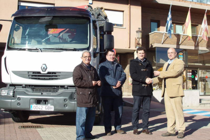 Los concejales de Jardines y Obras, con el alcalde, en la entrega de llaves del camión.
