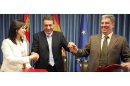 Josep Puxeu, en el centro, coge las manos de la consejera Silvia Clemente y del presidente de la Sei