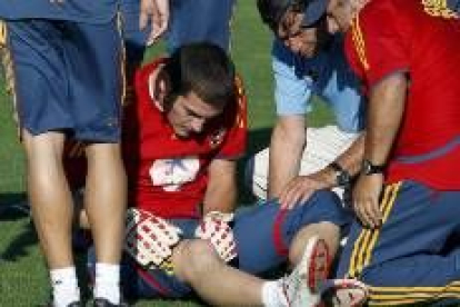 Casillas dio el susto tras lesionarse tras un choque con Cesc Fábregas