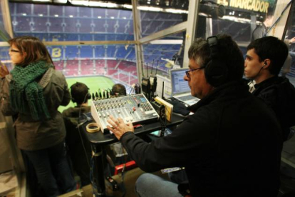 Un estudio de radio durante un partido.