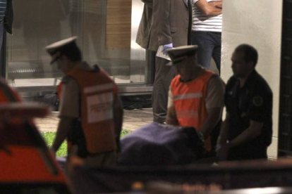 Agentes de policía trasladan el cadáver del fiscal Alberto Nisman, este lunes en Buenos Aires.