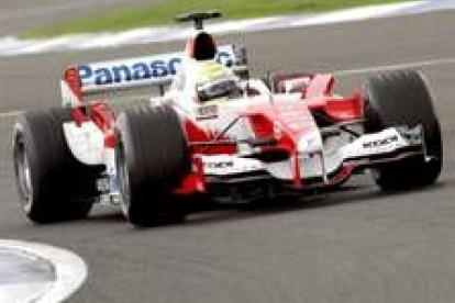 El piloto alemán prueba los neumáticos de su Toyota en la primera sesión de entrenamientos.