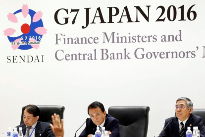 El ministro de Finanzas de Japón, Taro Aso, en el centro, con el gobernador del Banco de Japón, Haruhiko Kuroda, a la derecha en la rueda de prensa de este sábado en Sendai.