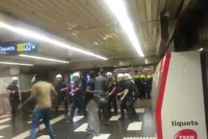 Enfrentamiento de la policía y manteros en la estación de metro de Plaza Cataluña.