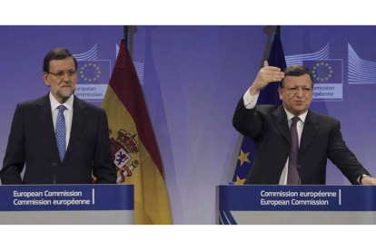 El presidente del Gobierno, Mariano Rajoy (I), junto al presidente de la Comisión Europea, José Manuel Durao Barroso, durante la rueda de prensa que han ofrecido tras la reunión mantenida hoy en Bruselas con los Comisarios de la Comisión Europea y los mie