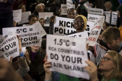 Un grupo de representantes de las ONG, en una protesta durante la conferencia de París, el pasado diciembre, sobre el cambio climático.