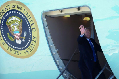 El presidente de los EEUU, Donald Trump, a la entrada del avión Air Force One.