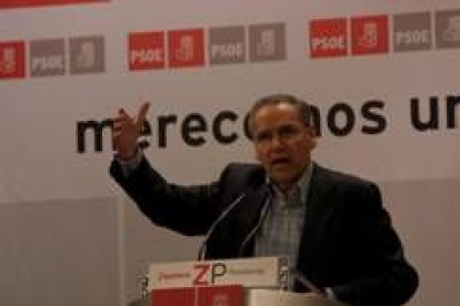 Alfonso Guerra durante un mitin en la actual campaña electoral para los comicios del 14-M