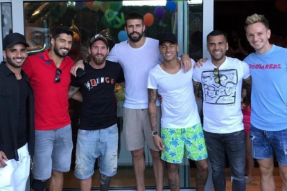 Piqué, en la polémica fiesta de las fotos con el demandado Neymar