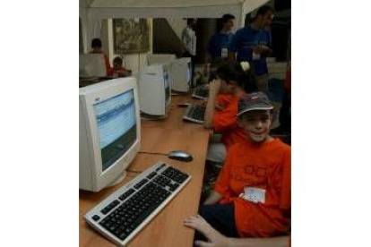 Niños participando en actividades relacionadas con el proyecto digital