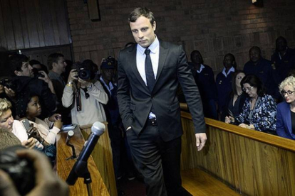 Oscar Pistorius, rodeado de periodistas en el Tribunal de la Magistratura de Pretoria.