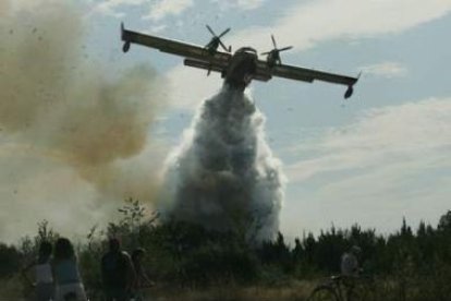 Un hidroavión descarga agua en un incendio en la comarca, en una imagen de archivo