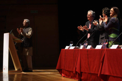 Muhammad Yunus recibe el aplauso de todos en la clausura de la cumbre.