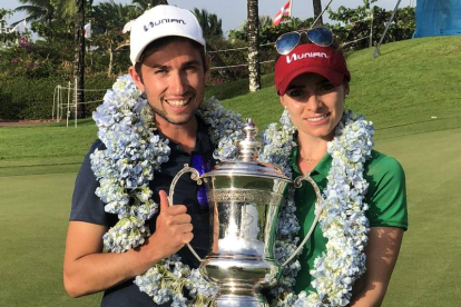 Álvaro Alonso Prada junto a Gaby López tras el triunfo de esta en el torneo Blue Bay de la LPGA. LPGA