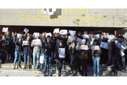 Los alumnos de Trabajo protestaron ayer.