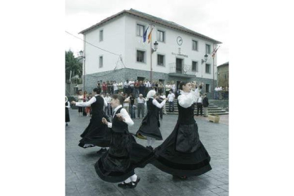 El grupo de bailes regionales actuará el domingo.