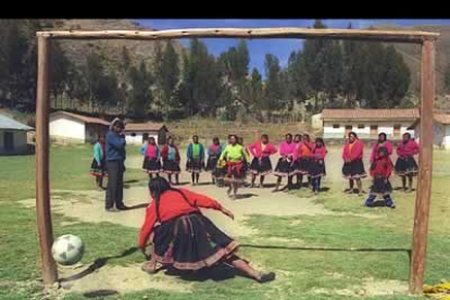 Una serie sobre indígenas peruanas jugando el fútbol en Churubamba recibió el primer premio en su categoría.