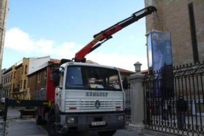 El gigantesco monolito y el antiguo edificio de Correos al fondo. Derecha, momento en el que el pris
