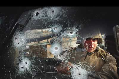 La guerra de Irak sigue dejando fotografías impactantes, como la de este soldado tras un cristal agujereado por las balas.