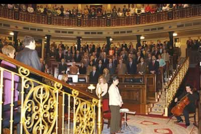 El Congreso de los Diputados guardó un emotivo respeto y escuchó en silencio la interpretación.