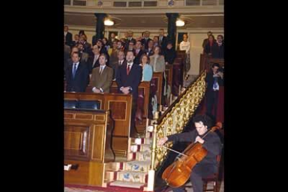 En el Parlamento, un violoncelista interpretó la zarabanda de la Suite número dos del compositor alemán Johann Sebastian Bach, después del comunicado institucional en recuerdo de las víctimas.