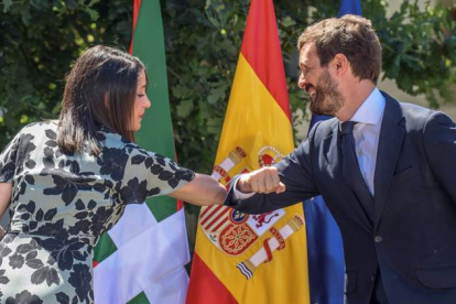 Inés Arrimadas y Pablo Casado se saludan al inicio del acto central de campaña de la coalición PP+C´s en Gernika. JAVIER ZORRILLA