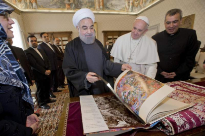 El presidente iraní y el papa intercambian regalos.
