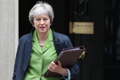 Theresa May sale de Downing Street