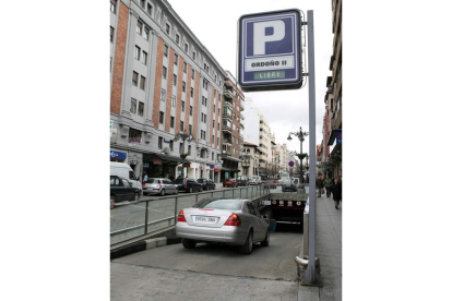El aparcamiento abarca gran parte de Ordoño II. JESÚS