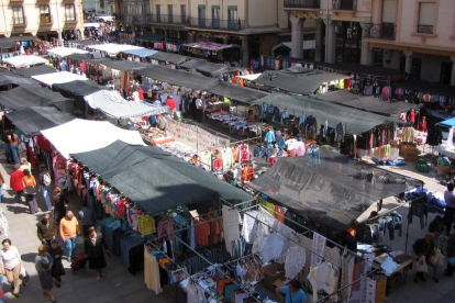 Una imagen de archivo del tradicional mercado semanal de los martes en Astorga.