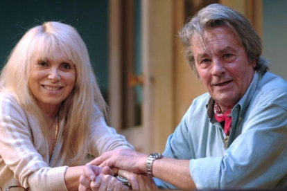 Mireille Darc, junto a Alain Delon, en enero del 2007.