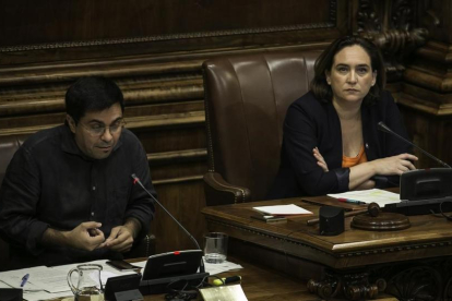 Colau, durante el pleno municipal de Barcelona que se celebró el 6 de octubre.