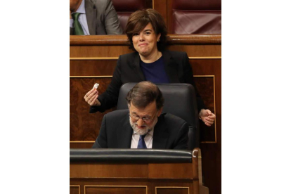 Mariano Rajoy y Soraya Sáenz de Santamaría, ayer en el Congreso. BALLESTEROS