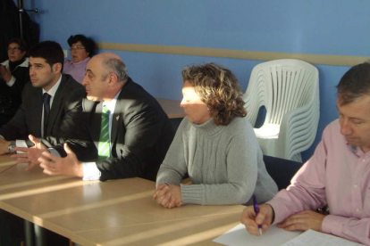 Fernando Vélez, Gregorio Chamorro y Aurora Baza durante la reunión con los usuarios.