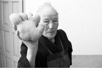 Francisca Toral muestra con orgullo la peculiar patata con forma de mano. DOMINGO