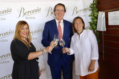 La consejera de Agricultura inauguró la bodega Beronia Rueda con el presidente de González Byass y la alcaldesa de Rueda. ICAL