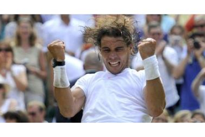 Nadal celebra eufórico su segundo título de Wimbledon.