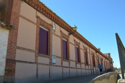 Imagen del edificio de las antiguas escuelas de Matadeón, convertido en bar y centro cultural. MEDINA