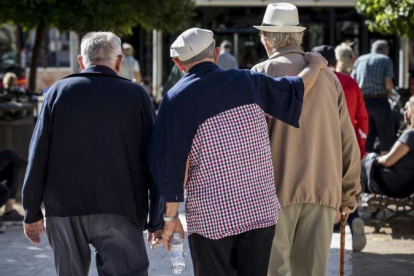 Pensionistas paseando en Valencia.